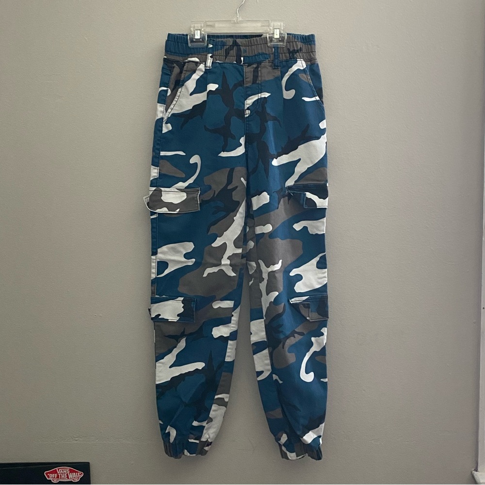 These are camo cargo pants. The size is 1/25